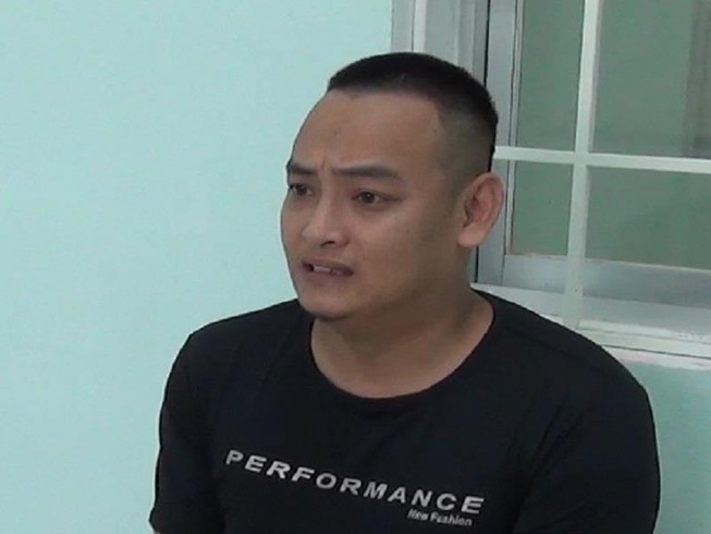 Lùi ô tô lấy đà tông thẳng vào người xin tiền