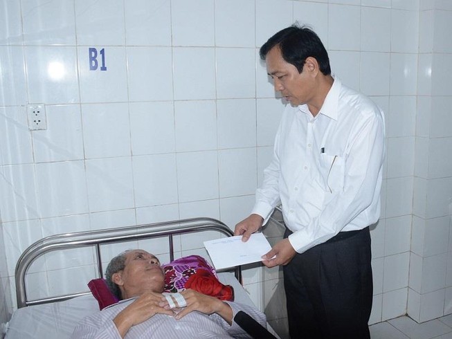 Lãnh đạo tỉnh Cà Mau thăm các nạn nhân vụ cháy tiệm vải