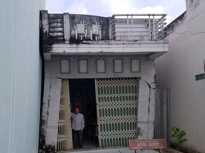 Nhà lớn nghiêng khiến nhà nhỏ sắp sập, sáu người lâm nguy