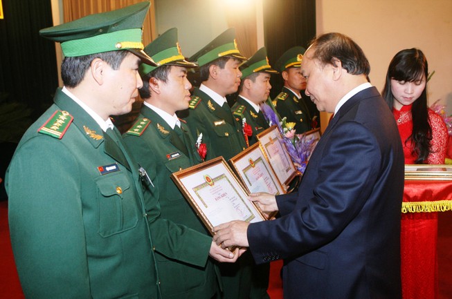 Tặng Bằng khen của Chính phủ cho các chiến sĩ biên phòng
