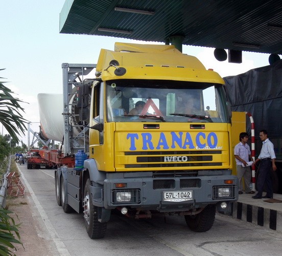 CSGT dẫn đường cho xe “siêu khủng” qua trạm