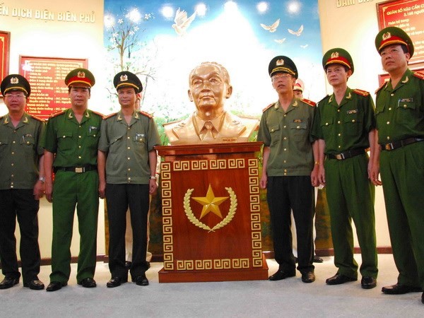 Tặng tượng chân dung Tướng Võ Nguyên Giáp cho Bảo tàng
