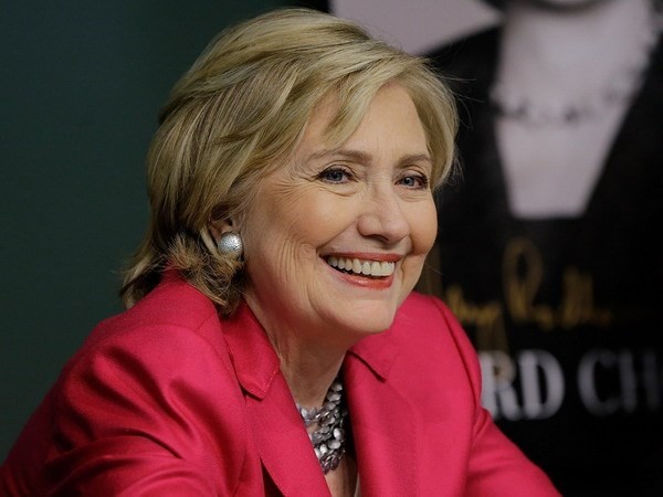 Bà Clinton rút lại bình luận "cháy túi" sau khi rời Nhà Trắng