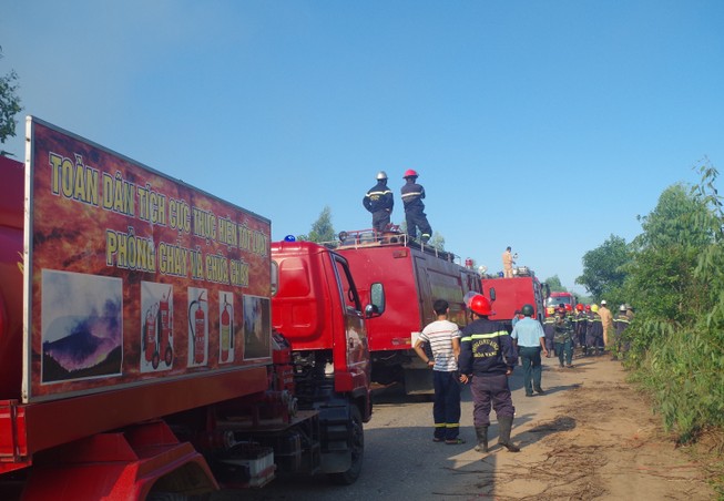 Hơn 800 người khống chế đám cháy rừng gần sân bay Đà Nẵng