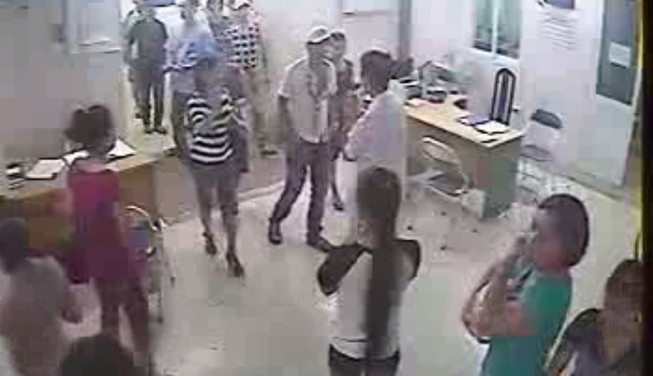 Clip côn đồ 'xộc' vào phòng cấp cứu đánh bác sĩ gãy xương quai hàm