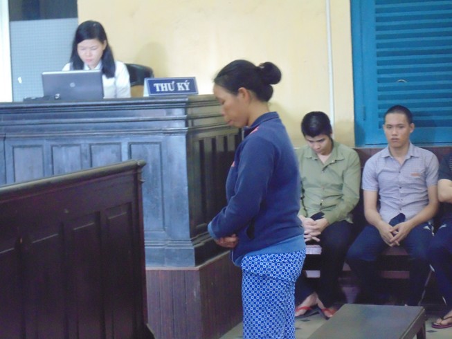 Tưới xăng đốt chồng vì ghen tuông