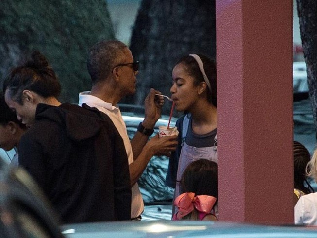 Khoảnh khắc Obama chăm sóc 'con gái rượu' gây xôn xao