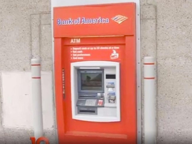 Hi hữu: Người đàn ông mắc kẹt trong cây ATM