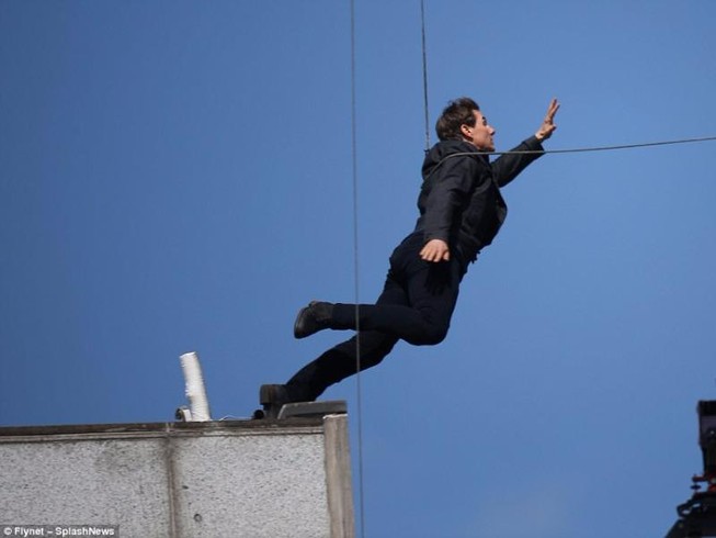 Tom Cruise bị gãy xương, Mission:Impossible 6 dừng quay