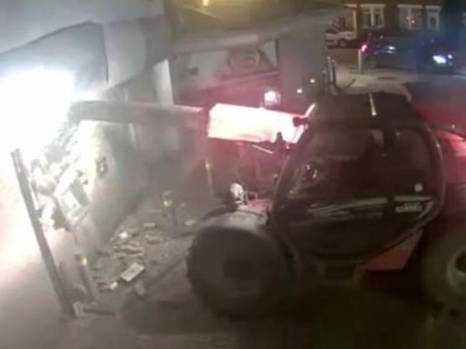Trộm mang cả xe cẩu đến 'bứng' máy ATM