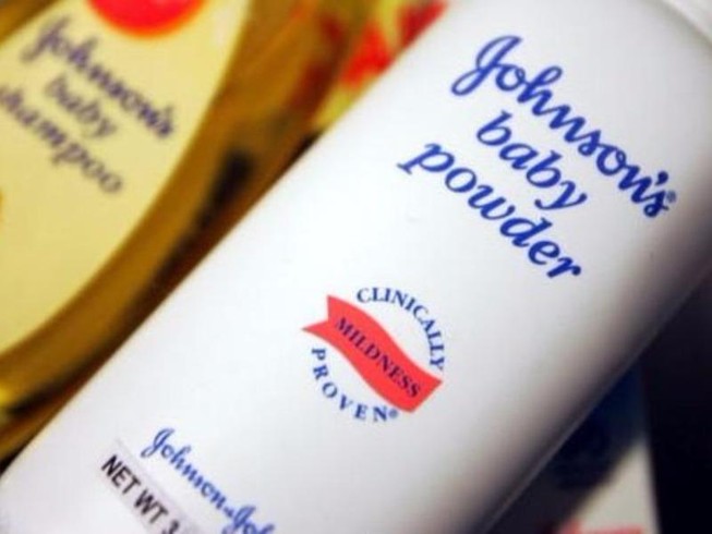 Johnson & Johnson bồi thường 417 triệu USD vì phấn rôm
