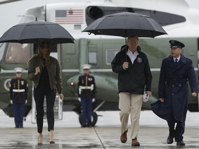 Tổng thống Trump thị sát vùng tâm bão Harvey