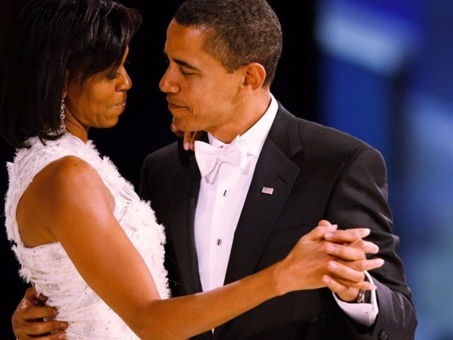 Kỷ niệm 25 năm ngày cưới, bà Obama đăng ảnh gây sốt