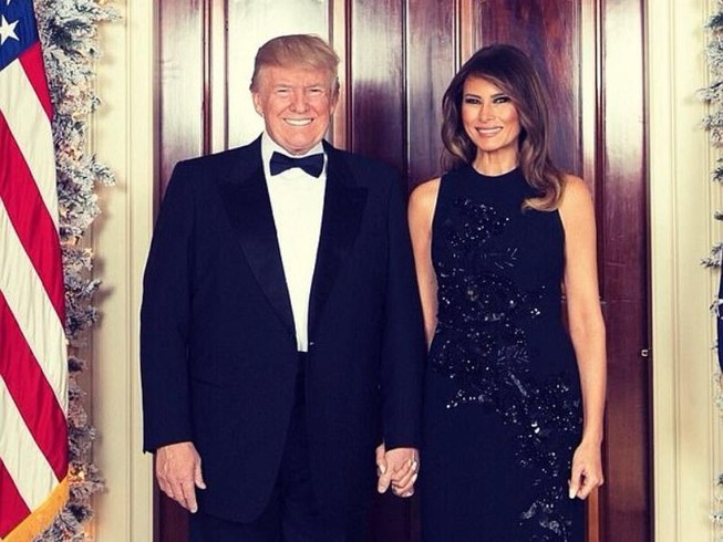 Vợ chồng ông Trump tay trong tay chúc mừng Giáng sinh