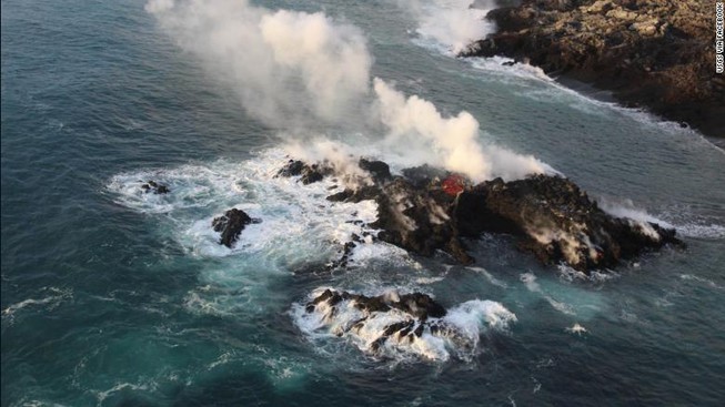 Nham thạch núi lửa lan rộng, tạo thành đảo nhỏ ở Hawaii