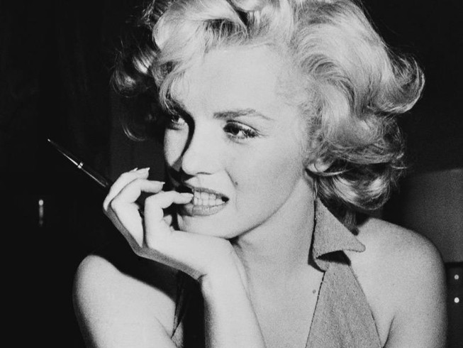 Tiết lộ về cảnh nude đầu tiên của huyền thoại Marilyn Monroe