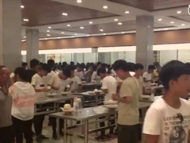 Trường học bắt học sinh đứng ăn để tiết kiệm thời gian