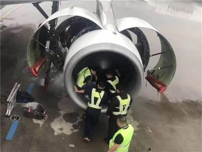 Máy bay hủy chuyến vì hành khách ném xu vào động cơ cầu nguyện