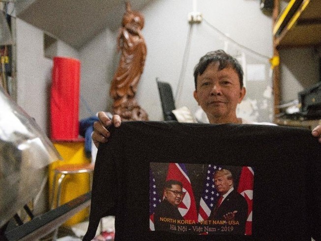 Cửa hàng áo thun in hình Trump-Kim đắt như tôm tươi