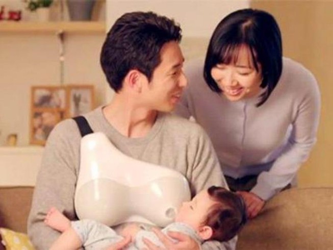 Sốc: Bố hoàn toàn có thể cho con bú như mẹ