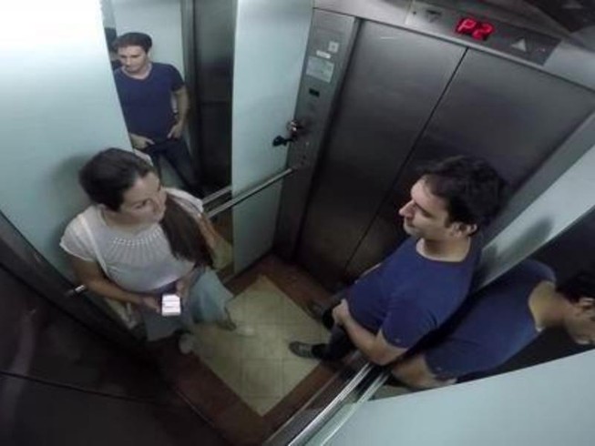 Kỹ năng phòng vệ cần có khi đi thang máy một mình