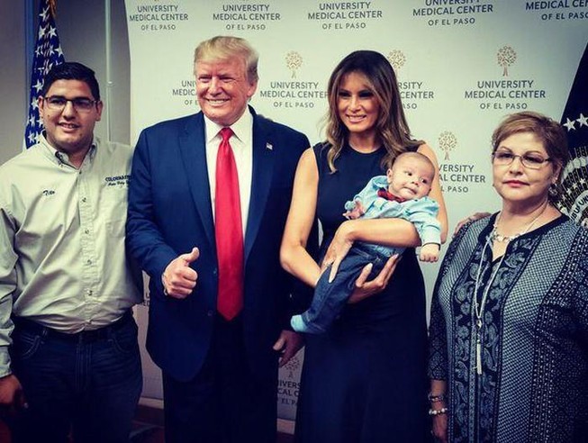 Vợ chồng Tổng thống Trump và bức ảnh gây tranh cãi