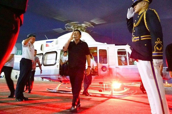 Ông Duterte dùng máy bay tư nhân đến Bắc Kinh