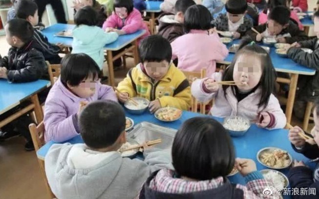 Trường mẫu giáo bắt học sinh ăn trong nhà vệ sinh
