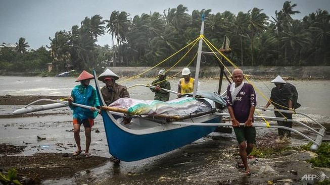 Dân Philippines đón Giáng sinh bằng cá hộp, mì gói do bão