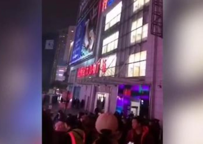 Hai người tử vong vì bị người nhảy lầu tự tử rơi trúng