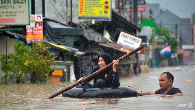 Indonesia đón năm mới trong nước lũ, 21 người chết