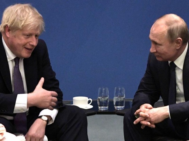 Thủ tướng Anh Boris Johnson (trái) và Tổng thống Nga Vladimir Putin bên lề hội nghị về Libya ở Berlin. Ảnh: NEWS SKY