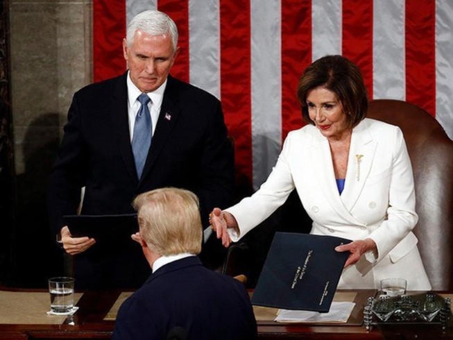 Ông Trump không bắt tay bà Pelosi khi đọc thông điệp liên bang
