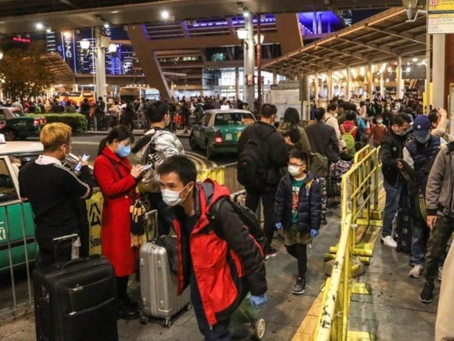 Hàng chục ngàn dân đại lục xếp hàng để qua Hong Kong