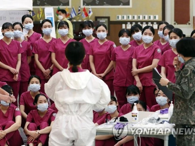 Sinh viên Học viện Điều dưỡng Lực lượng Vũ trang Hàn Quốc được hướng dẫn phòng chống COVID-19 tại TP Daejeon ngày 2-3. Ảnh: YONHAP