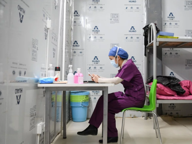 Nhân viên y tế được chuyển đến Vũ Hán để chiến đấu với dịch bệnh đa phần là nữ. Ảnh: TÂN HOA XÃ