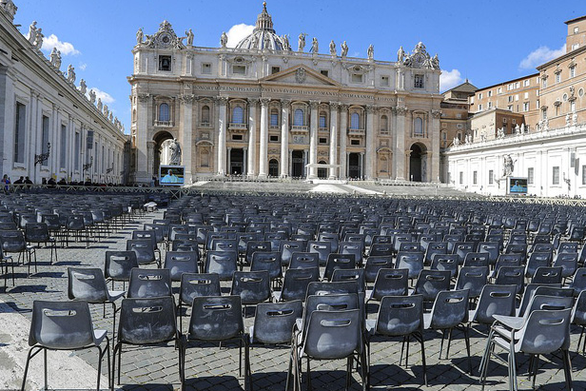 Những hàng ghế trống trước Quảng trường St Peter (Vatican). Tuy khu vực này không nằm trong danh sách bị cách ly nhưng cũng không có du khách đến dự lễ giống như trước đó - Ảnh: EPA