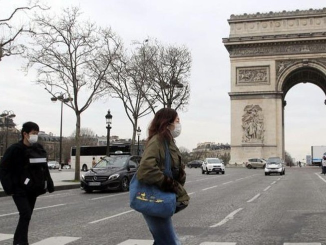 Đường phố Paris vắng vẻ trong mùa dịch. Ảnh: AP