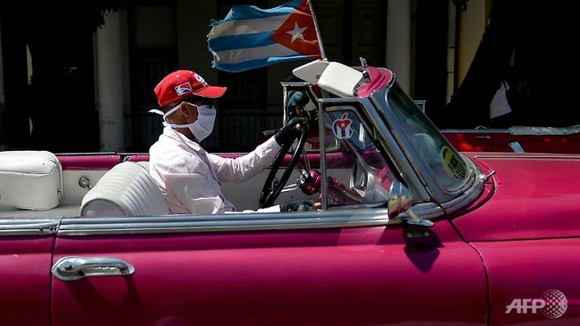 Xe cổ chuyên phục vụ du khách trên đường phố thủ đô Havana. Ảnh: AFP
