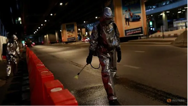 Quân đội hoàng gia Thái Lan khử trùng trên đường phố Bangkok. Ảnh: REUTERS