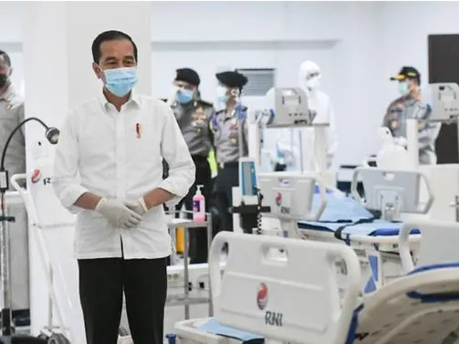 Tổng thống Indonesia Joko Widodo đến thăn khu Làng vận động viên Kemayoran, nơi đang dựng tạm bệnh viện dã chiến để điều trị cho bệnh nhân nhiễm COVID-19 tại Jakarta. Ảnh: REUTERS