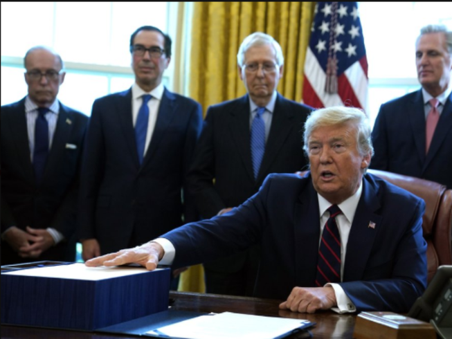 Tổng thống Donald Trump phát biểu trước khi ông ký gói giải cứu kinh tế tại Phòng Bầu dục tại Nhà Trắng hôm 27-3. Ảnh: AP