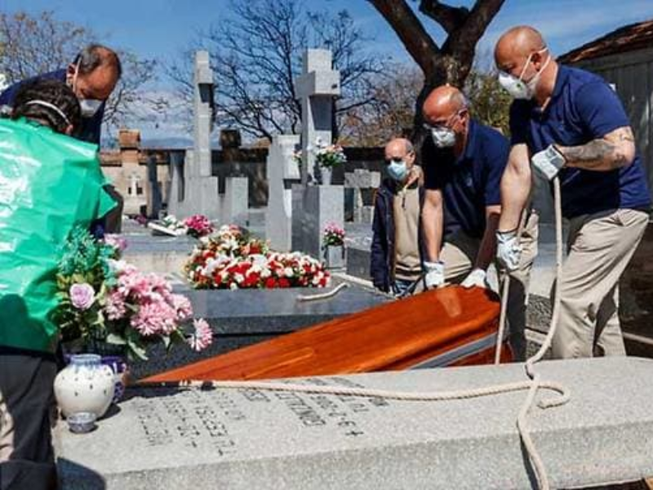 An táng một nạn nhân COVID-19 tại nghĩa trang Fuencarral ở Madrid (Tây Ban Nha). Ảnh: AFP