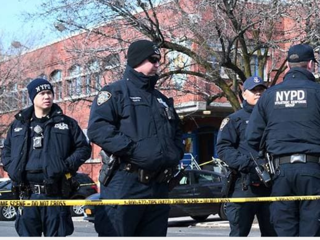 Cảnh sát New York tập trung bên ngoài Khu vực 41 tại quận Bronx của TP New York. Ảnh: REUTERS