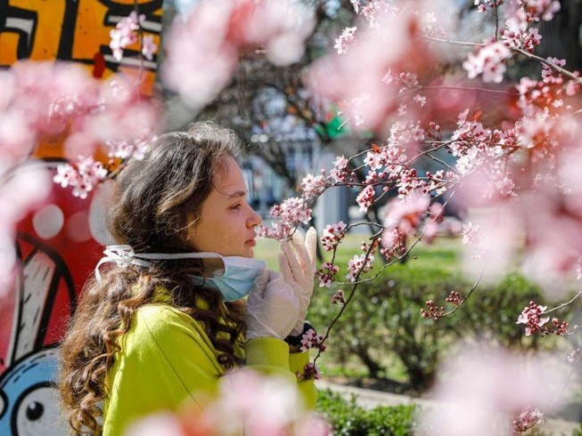 Không ngửi được mùi có thể là dấu hiệu sớm của việc nhiễm COVID-19. Ảnh: REUTERS
