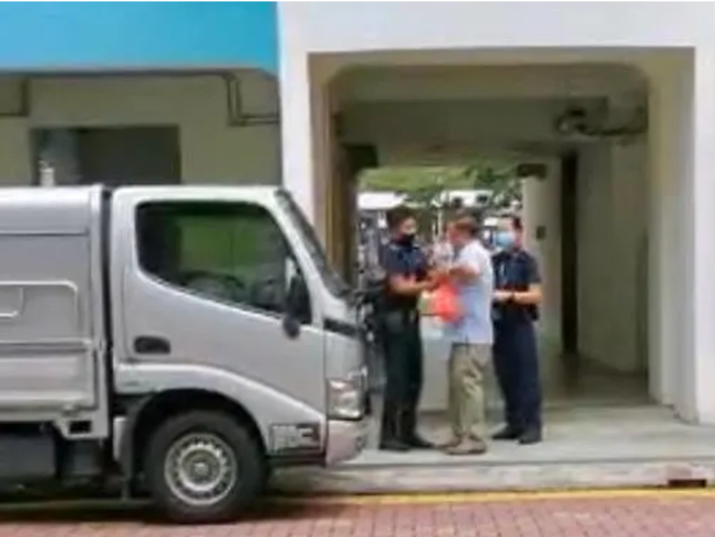Ảnh cắt từ đoạn video cho thấy hai sĩ quan cảnh sát bắt giữ người đàn ông. Ảnh cắt từ video