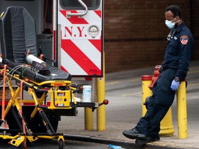 Một nhân viên y tế tạm nghỉ mệt bên ngoài Trung tâm y tế Wyckoff Heights ở Brooklyn, New York. Ảnh: REUTERS