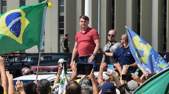 Tổng thống Brazil Jair Bolsonaro cùng một nhóm người biểu tình trước tổng hành dinh quân đội Brazil ở thủ đô Brasilia. Ảnh: AFP