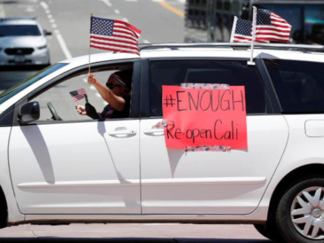 Người biểu tình ở thành phố Los Angeles đòi chính quyền bang California nới lỏng các lệnh cấm. Ảnh: REUTERS