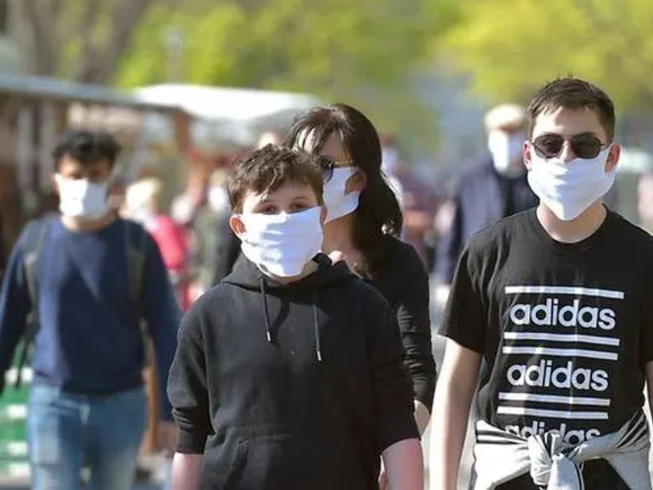 Du khách mang khẩu trang trên đường phố Dresden, Đức. Ảnh: REUTERS